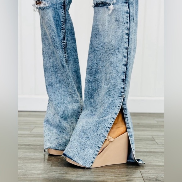 NWT’s Risen Acid Wash Jeans with Side Slit - Picture 8 of 9